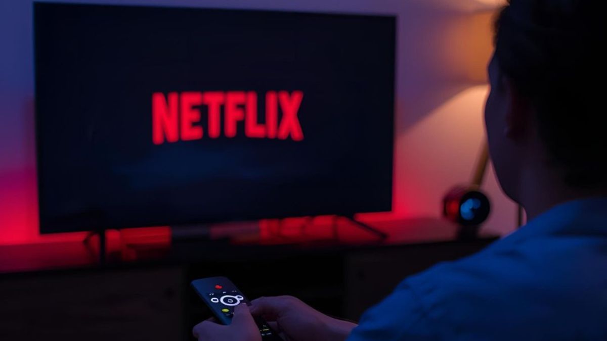 Netflix znika ze starszych telewizorów zdjecie mezczyzna oglada netflixa