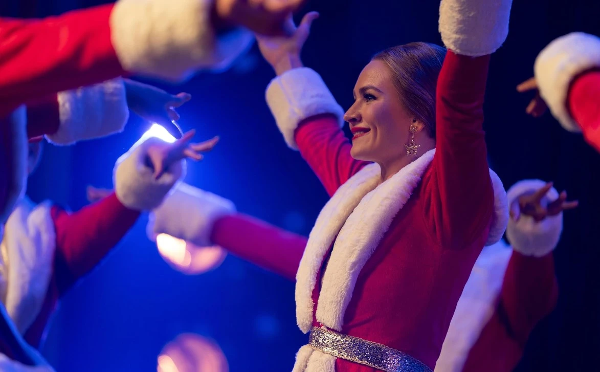 Kadr z filmu Świąteczni dżentelmeni – obsada i świąteczna sceneria.