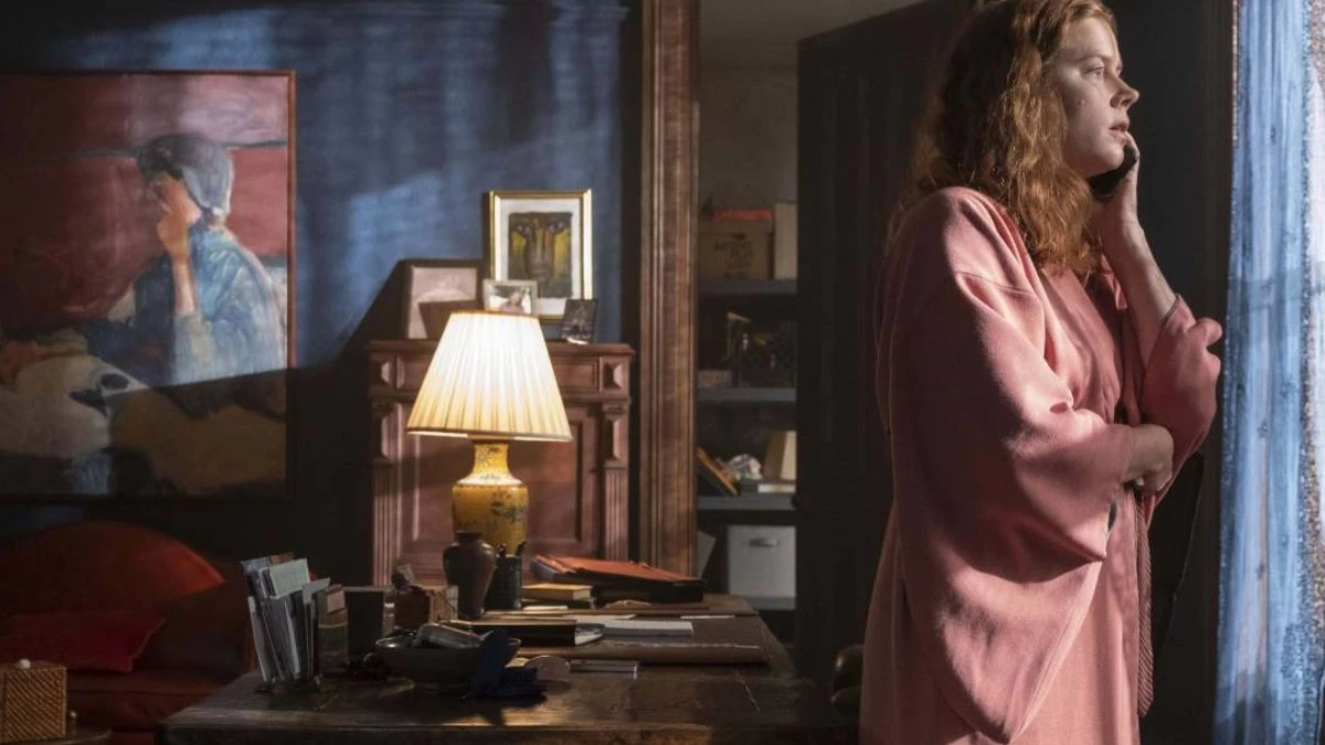 Scena z thrillera 'Kobieta w oknie' dostępnego na Netflixie.