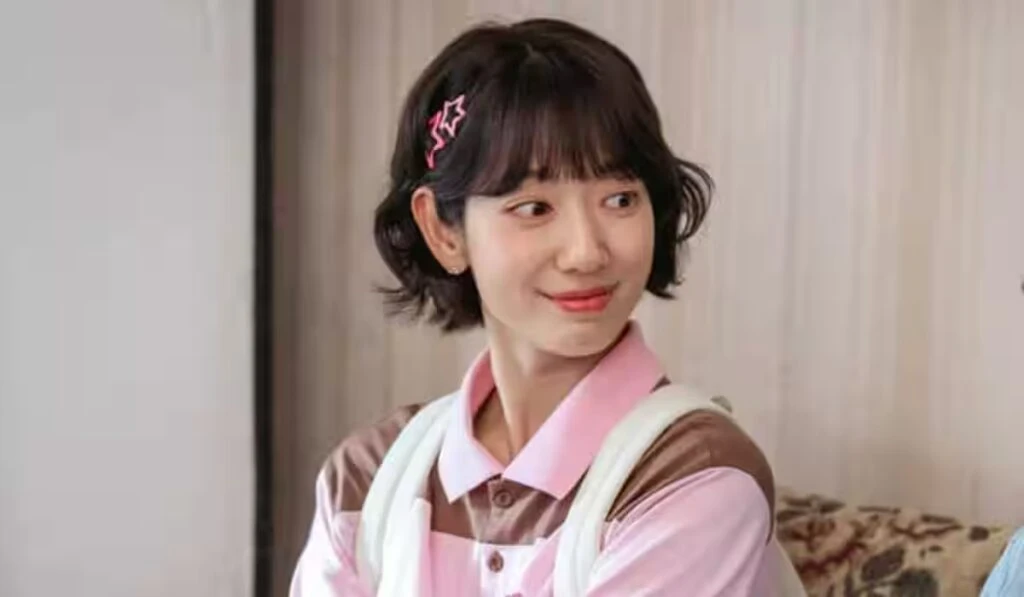 Tajna agentka Hong   Undercover Miss Hong Netflix scena biurowa