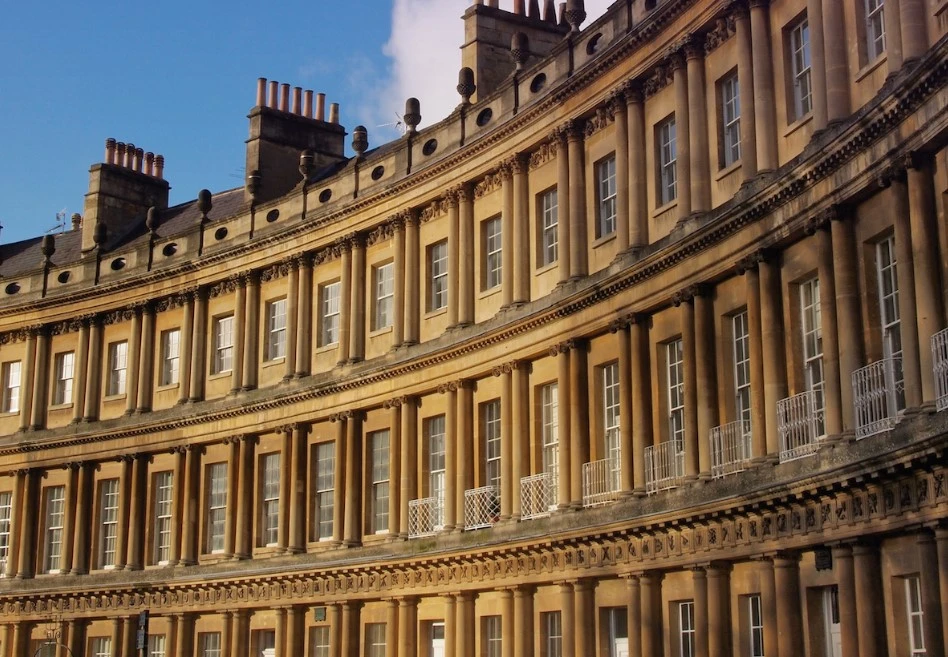 Gdzie kręcono serial Bridgertonowie Royal Crescent w Bath – lokacja znana z serialu Bridgerton.