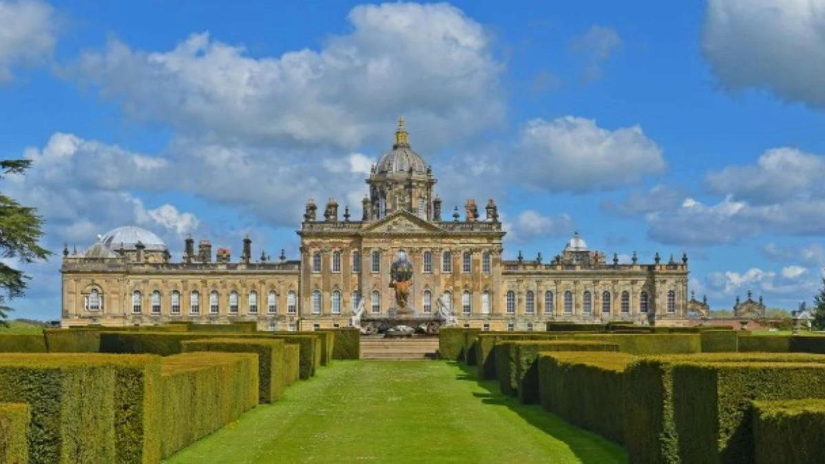 Gdzie kręcono serial Bridgertonowie Castle Howard w Yorkshire – jedna z kluczowych rezydencji wykorzystanych w Bridgertonach.