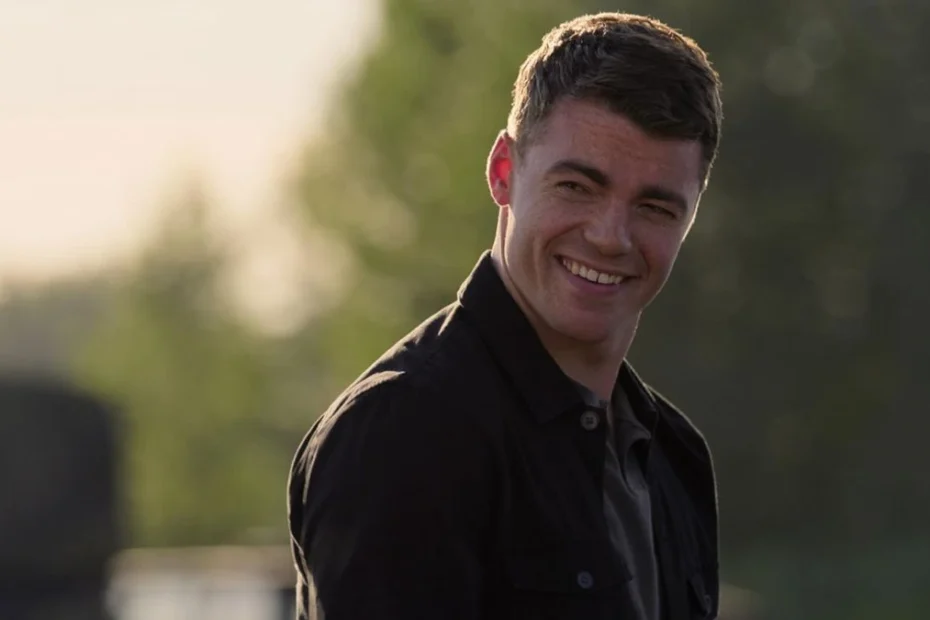 Gabriel Basso podczas scen akcji w „The Night Agent”.