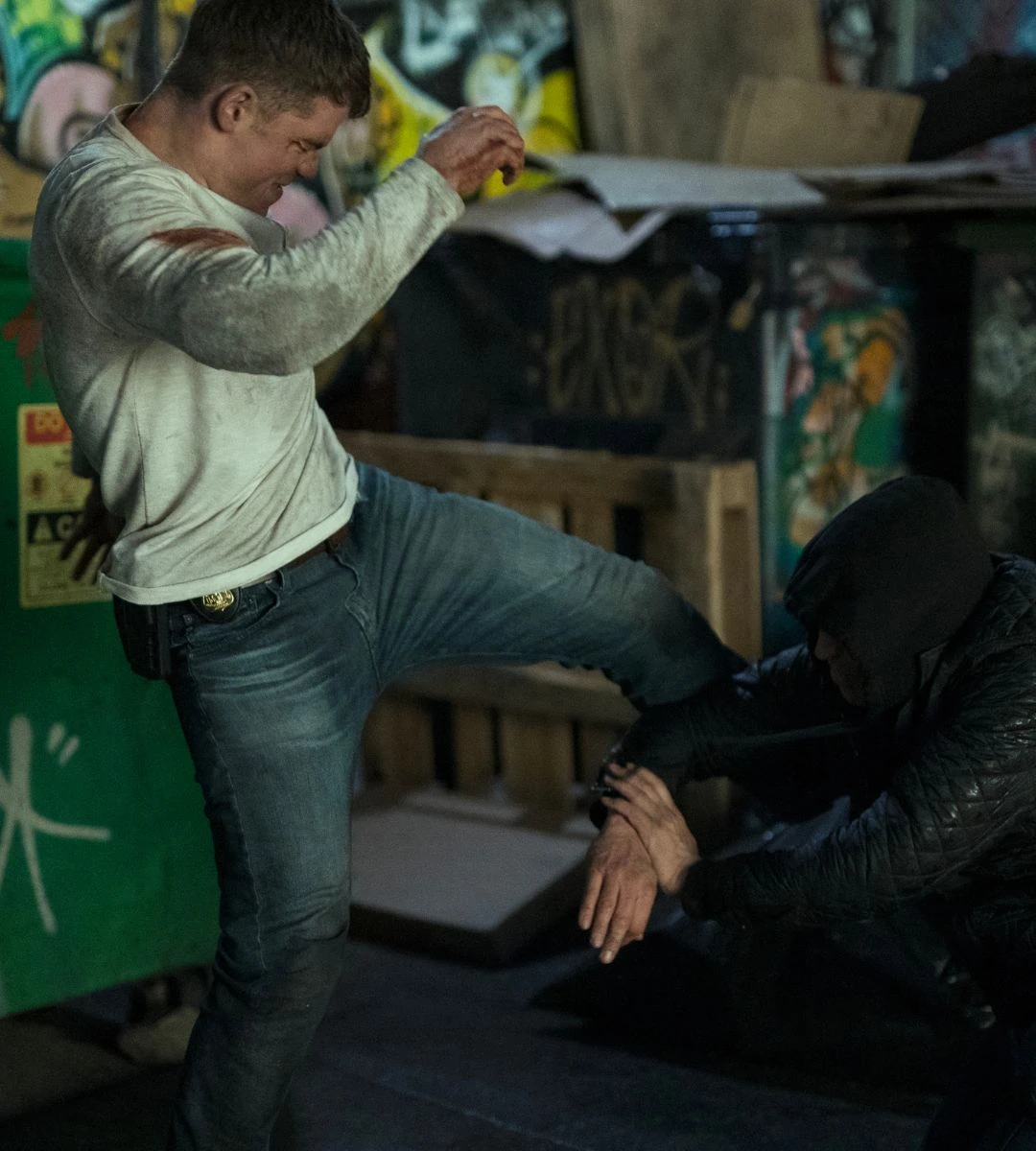 Gabriel Basso podczas scen akcji w „The Night Agent”.