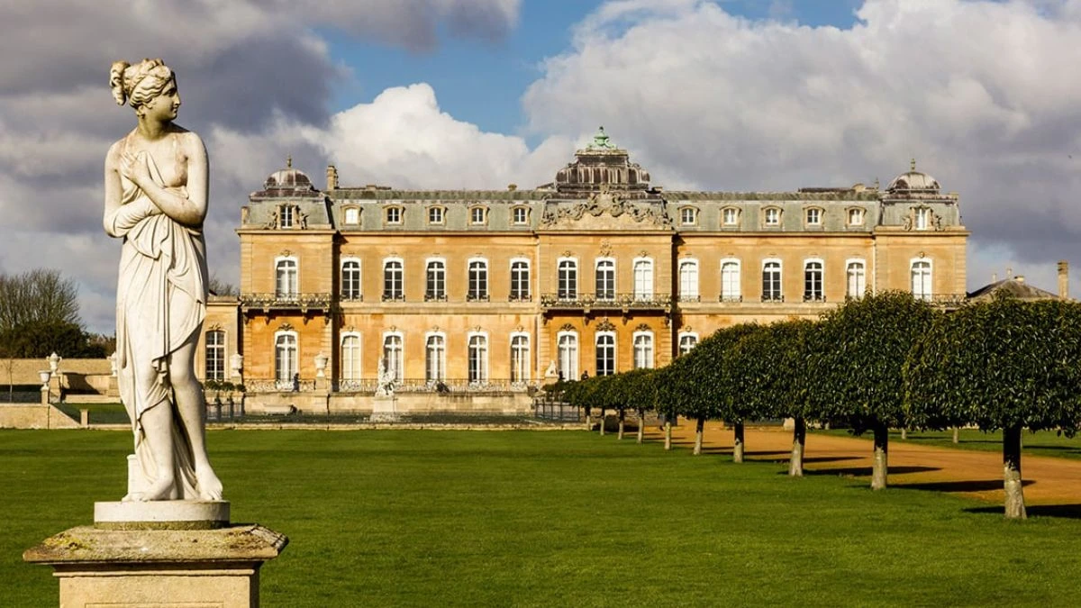 Gdzie kręcono serial Bridgertonowie Wrest Park w Bedfordshire – jedna z lokacji serialu Bridgerton.