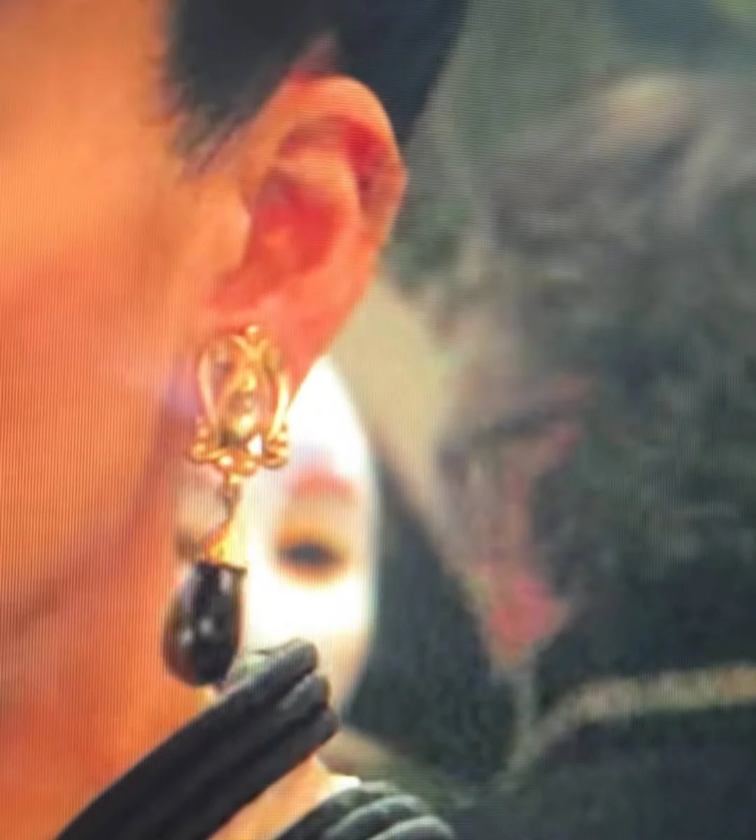 Wpadka w 4. sezonie „Bridgertonów” – plaster widoczny w kadrze