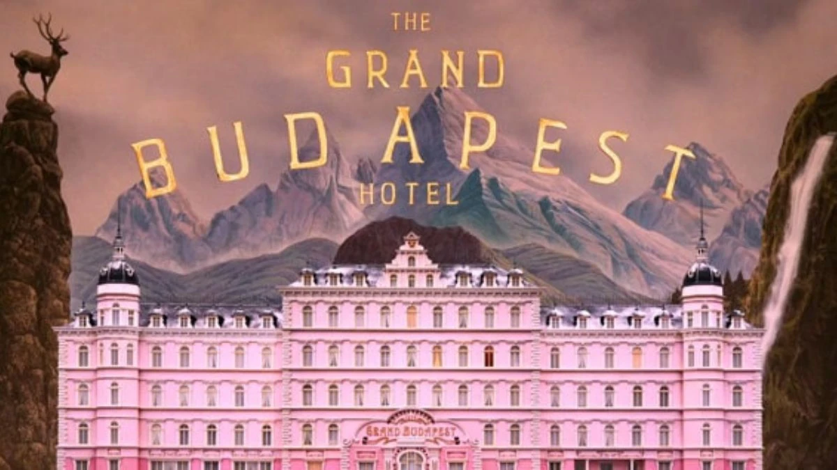 Grand Budapest Hotel – kadr z Ralphem Fiennesem w roli Gustave’a H.