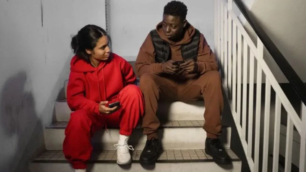 Bracia z przedmieść 3  kadr z finałowej części sagi osadzonej na paryskich przedmieściach.