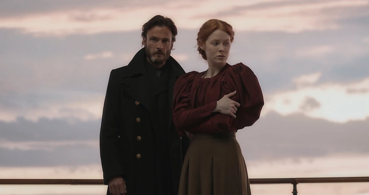 Andreas Pietschmann i Emily Beecham jako kapitan Eyk Larsen i Maura Franklin w serialu Netflix 1899