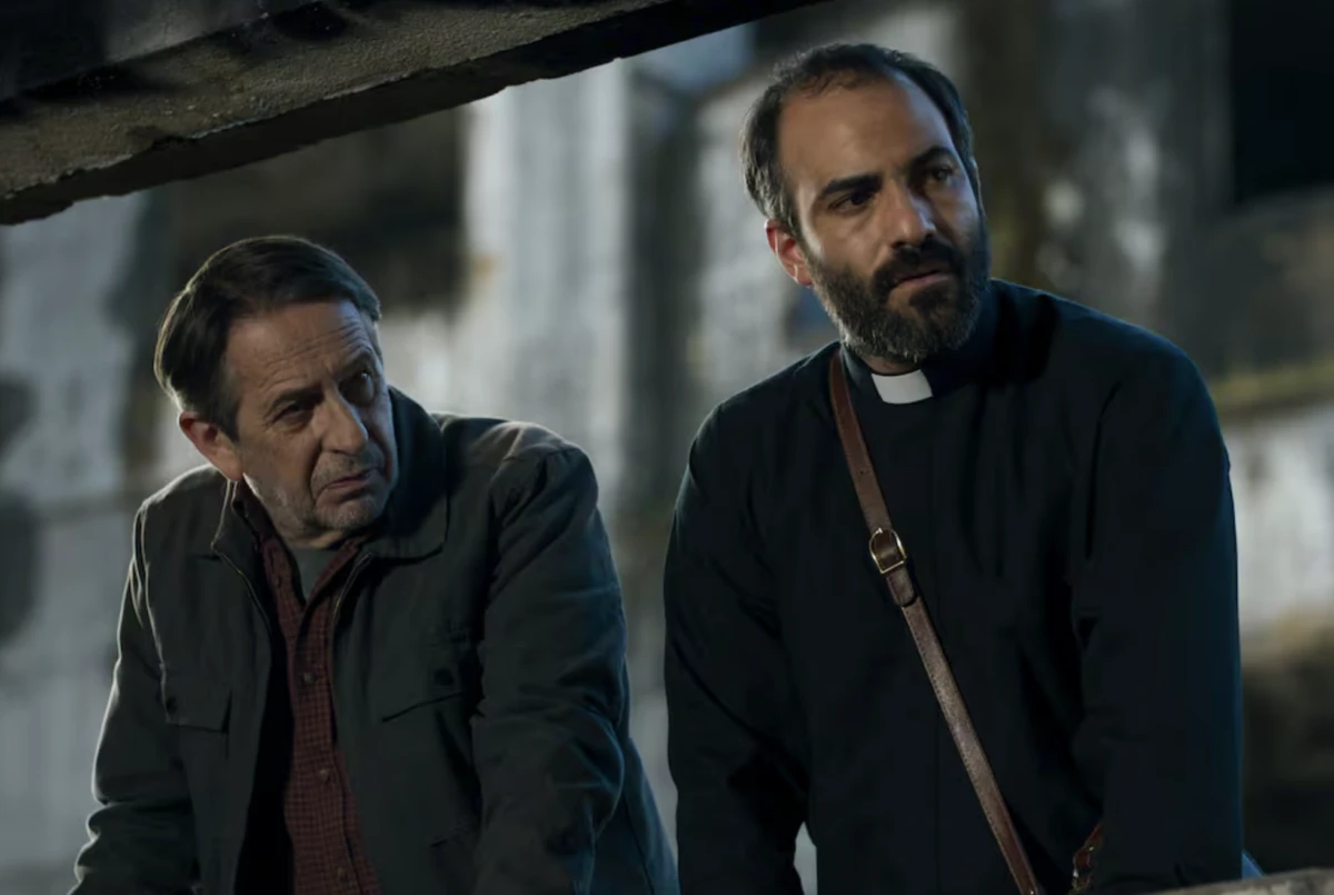 Scena z Ktoś musi wiedzieć — chilijski serial Netflix, kwiecień 2026