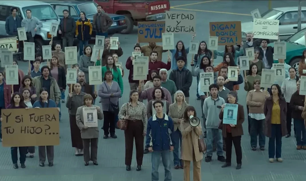 Scena z Ktoś musi wiedzieć — chilijski serial Netflix, kwiecień 2026